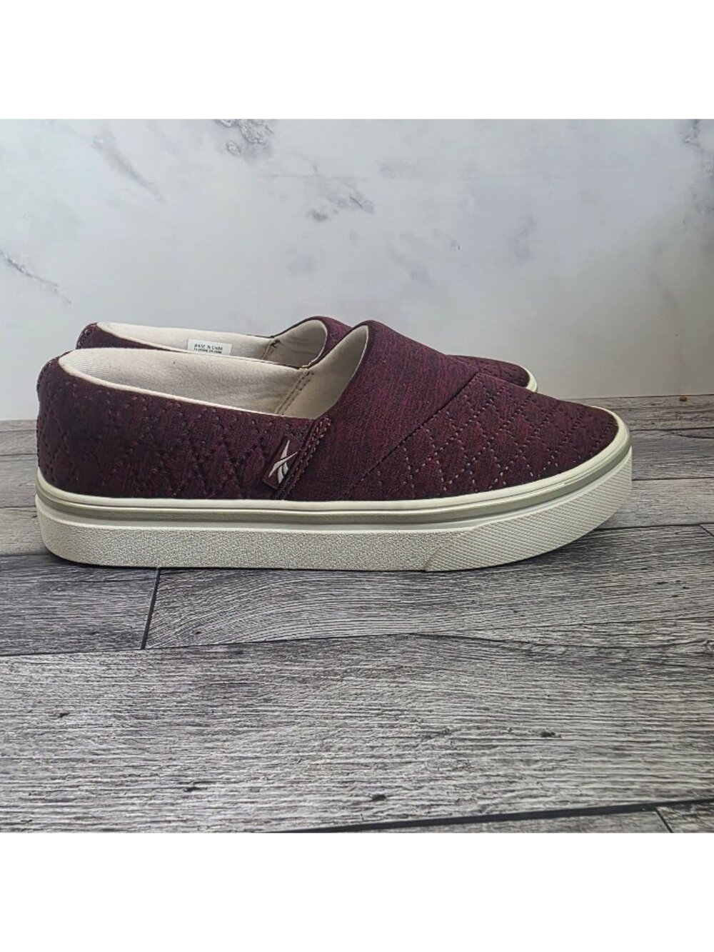 Reebok Katura Womens Burgundy Slip-On Sneakers Size 7.5 Lightweight Quilted